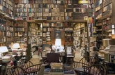 8/Richard Macksey的私人书房
这四处都被书籍塞满的房间属于Richard Macksey，这是约翰·霍普金斯大学的一位人文教授。在50年教书生涯中，他培育出了无数人才，也在家中积累了70000本书。
