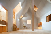 来自于日本静冈mA-style的建筑工作室带来这套蚂蚁之家，这是一套在日本御前崎市的家庭住宅。深色金属墙面，只有一个入口似乎有意的隐藏着。很佩服设计的屋中屋的设计，也是小编比较喜欢的复杂却温馨设计，每个空间都有着自己的功能，一套值得参考的居屋设计案例哟！(实习编辑：张曦)