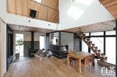Suehiro house是由ALTS design office开发设计的，初衷在于平衡家庭成员间隐私与共享公共设施。每个房间都相对封闭独立，打开门却都能看见客厅等公共区域。中庭也能带来足够的日照阳光，让屋子明亮。(实习编辑：张曦)