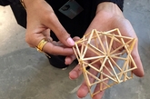 阿联酋设计师Aljoud Lootah为2015年迪拜设计节创作了“oru 系列”家具作品，这款家具在2015年3月16日到2015年3月20日阿联酋市中心首次展出。这些作品采用了起源于古代日本折纸艺术的复杂手工几何作品。“oru”起源于日本的“折纸”。作品时由四件作品组成：一盏桌灯、一把椅子、一面装饰镜子和一个带有架子的橱柜，每个设计都是使用了混合材料，比如柚木、毛毡和铜。（实习编辑 孟璇）