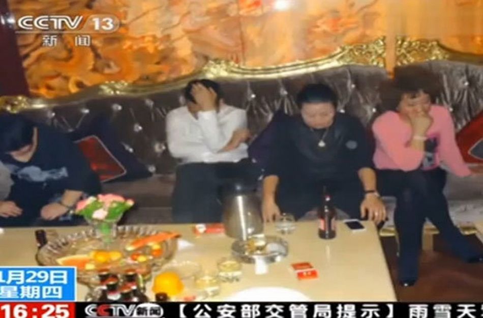 温州16位50岁大妈KTV聚众吸毒被抓现场图曝光(组图)