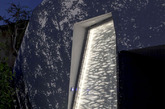 这是背山面海的马里布Montee Karp阳光住宅设计，在这里可以感受到海子口中的面朝大海，春暖花开。室内设计简洁明亮，在这个空间中行走分外宁静。阳光透过树叶照进室内，营造静谧氛围。（实习编辑：周芝）