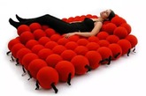 6.Feel Seating System Deluxe
120个柔软的针织球体组成了昂贵奢侈的Feel Seating System Deluxe，它的设计灵感来自于分子结构，你可以随意的改变它的整体造型，让你的身体获得最大程度上的愉悦支撑。（实习编辑：谭婉仪）