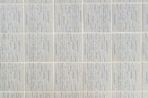 法国设计师 Inga Sempé 在与意大利瓷砖 Mutina 的合作下，带来了这一系列名为「Tratti」系列瓷砖 。整个系列包括了白色、米色、灰色三种基本色，以及作种简单的几何图案，自然清新的设计使得它们既可以贴地板、也适合装饰墙壁；而手绘般的由可以让每一位业主都成为设计师，你不但可以单纯的选择一个颜色用于家装，将不同的图案或颜色随意的搭配在一块，亦能创建出意想不到的美丽效果。（实习编辑：谭婉仪）