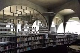 东京都 多摩美术大学图书馆。由著名建筑大师伊东丰雄设计的多摩美术大学图书馆，因为身处艺术大学，它从一开始就被定义为一个艺术空间多过图书馆的环境。但除了拱门型的艺术建筑外，馆内广阔的阅读空间和柔软的个人座椅，都力求让读书的人得到满足。（实习编辑：周芝）