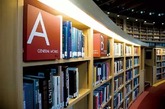 国际教养大学图书馆拥有独特的半圆式设计，总馆占地4,054.78平方米的，但为了能让在校学生和教员们拥有良好的阅读环境，只在馆内设置了300个阅览位。（实习编辑：周芝）