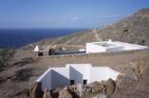 坐落在希腊西罗斯岛的这两幢别墅Syros I，Syros II，是闻名于众多希腊人和外国游客的夏日度假胜地之一。这是来自雅典的Block 722工作室的作品。两幢别墅十分宽敞，客厅和主屋是分开的，另外还有充裕的空间用来放松娱乐。两幢建筑很好地利用了当地的地貌，与天地融合在一起。（实习编辑：谭婉仪）