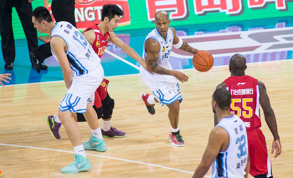 UFC144张铁泉遭日本选手重击 瞬间休克[高清