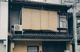 日本的国土面积和城市空间都相当有限，所以町屋的建筑形式也充分显示了日本传统城市住宅的对于空间的特有应用观念。看过这一期airbnb城荐计划后你可能很难从町屋中提取到那些可以借鉴回你家的居家小技巧。但是我们相信大家一定能够体会到的是京都这个城市的文化交融和本土人对于文化的继承力量。如果你已经动心想要去京都一探究竟，我们会再给你一个理由：每年四五月都是京都传统舞蹈公演最频繁的季节。（实习编辑：周芝）