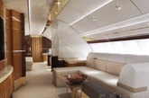 最后，波音747-8在机舱二层还配备了一个休息室，增添了另一个393平方英尺可供顾客躺着的空间。（实习编辑：谭婉仪）