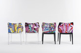 Emilio Pucci：夫人椅子
意大利设计师品牌 Emilio Pucci 也选择与设计师合作。此次与法国设计大师 Philippe Starck 合作推出夫人椅子，此款椅子参考了Pucci 同名围巾的设计，图案为各国首都的建筑与风景，包括巴黎、纽约、罗马和上海，此次家具展是上海系列的处女秀。