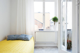 刷白木质家具搭配高彩度沙发通常能立即创造北欧风居家风格，但这间瑞典公寓当中，浅色木地板、木家具搭配粉色低彩度沙发和抱枕，呈现出另一种不一样的北欧风格，清新甜美，非常适合成熟的都会女性。
厨房墙上裸露的钨丝灯泡流露着一丝丝工业风气息，衣柜使用玻璃门而非一般的百叶拉门，是增加空间透视感的好方法。（实习编辑：谭婉仪）