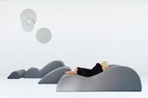 沙丘／Dune 是由 Smarin 的设计师 Stéphanie Marin 带来的一款躺椅，四个不同大小和形状的模块可以随意混合搭配到一块，在室内或室外创建一个放松的场所。阳光、沙丘，再来一片树荫就是休息、阅读、或眺望远方风景时的绝配。（实习编辑：周芝）