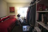 西雅图“第十元素”的一个微型公寓，斯图布勒菲尔德坐在椅子上休息。他说：“用不到1200美元的租金生活在市中心显然是一种具有经济可承受性的选择。”斯图布勒菲尔德最初住在德克萨斯州，后来搬到西雅图。