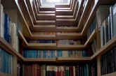 六、书柜楼梯
总部位于伦敦的Levitate Architects带来的一个巧妙设计。这条梯道连接着一间顶层的阁楼卧室，联明的设计师将这条楼梯巧妙的变成了一座令人垂涎三尺、“海纳百川”的迷你图书馆。（实习编辑：谭婉仪）