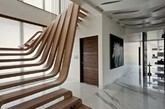 一、无扶手流线型楼梯
作为印度孟买SDM公寓项目的一部分 ，Arquitectura en Movimento Workshop在其间带来了这一设计极其精美的木制楼梯。它被建筑师设想为公寓内的功能性雕塑，因此有意撇开了「扶手」这个安全因素，上下层楼梯板仿佛一体成型的流线型衔接在一块， 创建出流动和运动的感觉，并在巨大的落地窗下将整体营造成一个自然采光、通风的舒适空间。（实习编辑：谭婉仪）