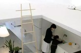 Hideyuki Nakayama的住宅改造是从一支笔和一张纸上开始的。整座房子分为三层空间，连接方式有点特殊——在腾空的部分架上一张桌子，桌子上会摆放一些家具和杂物，充分发挥收纳功能，这层空间主要用来做饭。桌子上面又连接一架梯子，通向再上一层空间。最下层是一个凹凸客厅，平时这里就是孩子的活动区域，空间充裕又容易接触户外。