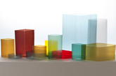 Ruutu 没有优雅的外形，没有繁琐的花纹，它只是呈简单的立方体状，采用彩色玻璃材质制作。这种色彩的分布呈渐变式，给人们的感觉就像颜料融散到水里。目前它有 5 种不同的尺寸，7 种不同的色彩。