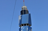 四.萨拉热窝阿瓦兹扭塔 （Avaz Twist Tower）
阿瓦兹扭塔位于波黑的萨拉热窝，是一座高176米的摩天大厦，有着扭转的建筑外表。不过它并不是90度的垂直扭转，只是顶端有一些扭转。这里是波黑报业公司Dnevni avaz的总部。