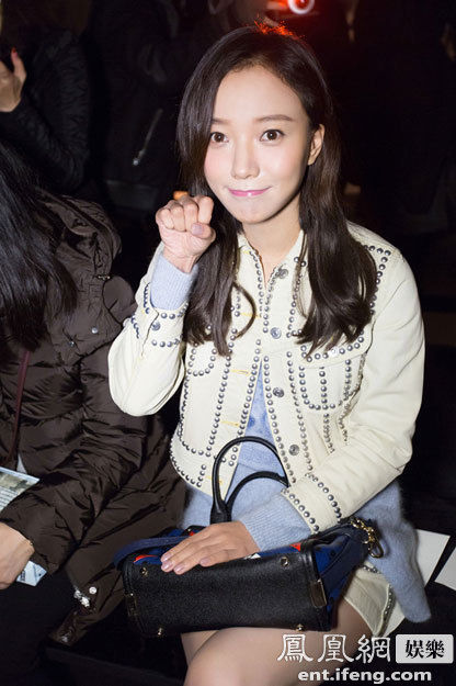 李小璐绿蕾丝低胸裙看秀 霍思燕红裙妖艳[高琴