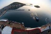 夕阳西下，伊丽莎白女王号（排水量9万吨）正在驶离土耳其港口。