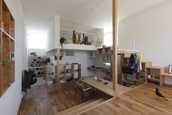日本小隔层公寓：高低木柜打造有趣流畅线条