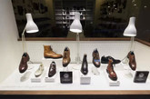 商店中央一个长型桌子讲述了鞋匠的手艺。包括一个1:100比例的Cheaney工厂模型和一个分层展示Cheaney如何制鞋的过程，展现出一个百年品牌的历史感。前后两个区域在家具的选择和色彩都经过细致的处理，在展现出历史的同时，也为顾客营造舒适的购物体验。（实习编辑：谭婉仪）