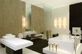 7、简约卫浴

Kelly Hoppen 在设计这套卫浴的时候，采用大理石台面、黑色地毯、金色烛台，配色简洁、大方，使用起来很舒适。（实习编辑 孟璇）