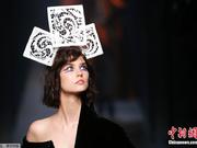 巴黎高定时装周演绎另类“顶上风情”