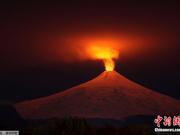 智利维利亚里卡火山喷发 天空现壮丽红光