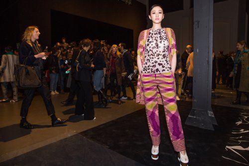 法国夫妇改装大巴 一家六口自驾游至新疆