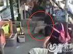 济南:老人公交车上突然晕倒获救 同行家人跪谢乘客