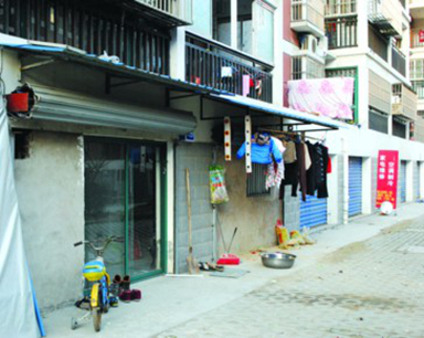 合肥一小区车库被改建得面目全非 兼职超市诊