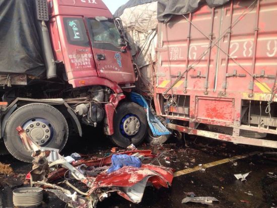 宁洛高速蚌埠沫河口路段至少九车追尾 多人受