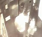 男子电梯内猥亵强吻女孩