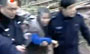四川男子携老母挖壕沟对峙武警