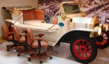 印度牛人30年造700辆怪车 建立汽车博物馆