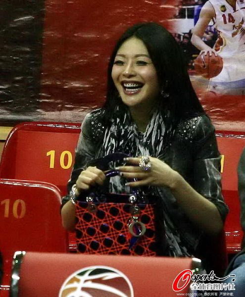 CBA总决赛-京粤第三战广东美女老板娘助阵笑