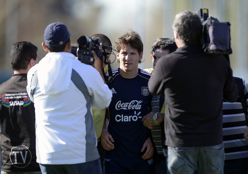 阿根廷备战2014世预赛 梅西在保安护送下离场