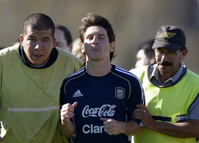 阿根廷备战2014世预赛 梅西在保安护送下离场