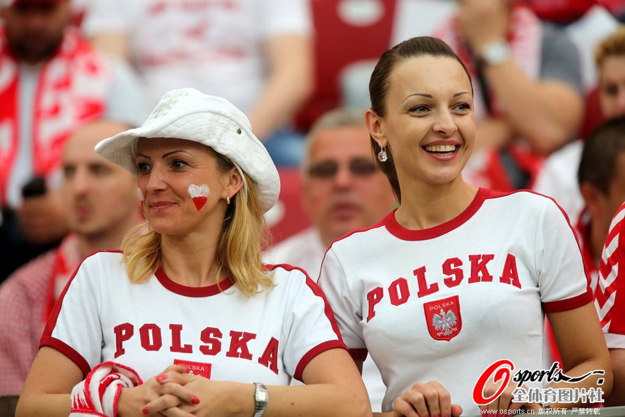 欧洲杯6月9日花絮:<em>波兰美女</em>pk希腊战士[高清]_