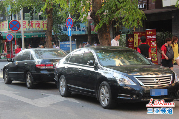 三亚道路禁停标志形同虚设仍有车停 交警:将拖