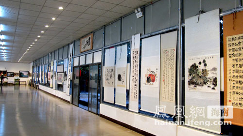 儋州举办农民画家符巨谟书画展 作品以油画国画书法为