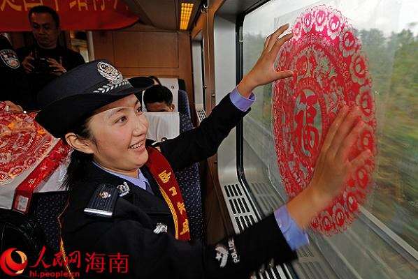 贴窗花挂灯笼 海口铁路民警送福上动车