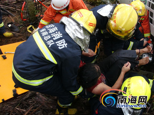和乐开往海口中巴车高速公路侧翻 造成1死多伤