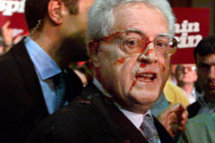 欧美抗议者对付政客的那些“武器”