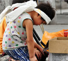 陕西小兄妹跪路边求葬父