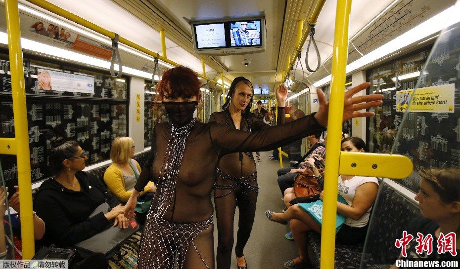裸模黑纱透视露点 地铁搔首弄姿亮瞎眼(图)
