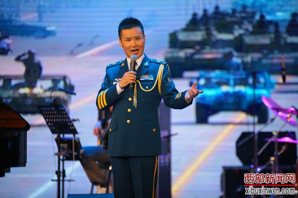 资讯 网罗天下 10月31日晚,刘和刚西安《最美》演唱会在古城西安唱响