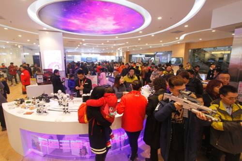 江南体育Brookstone南京旗舰店店火爆开业 新奇产品嗨翻潮流族(图1)